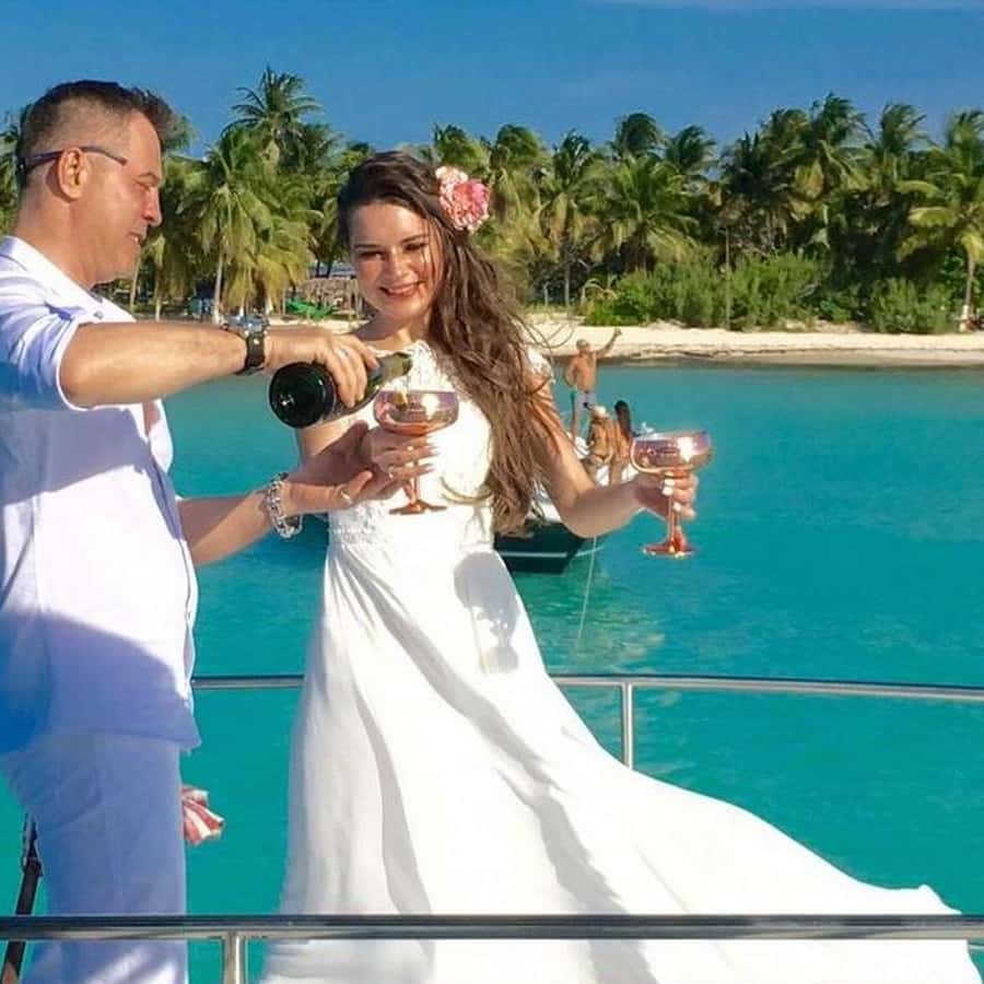 Cancún: horas de alquiler de yate de lujo de 55 pies con comida