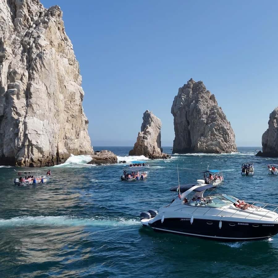 Cabo Sunset Arch Private Yacht Tour plus Dinner and Drinks