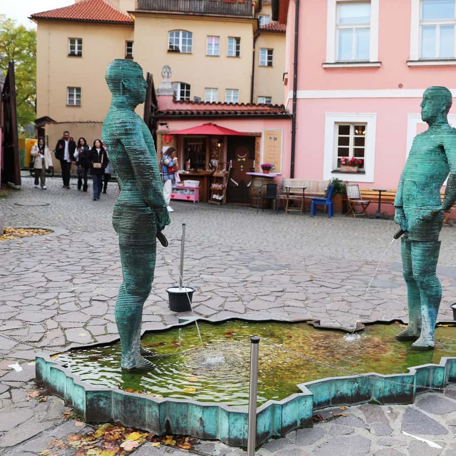 プラハ現代美術ツアー：ダヴィッド・チェルニーの作品 | GetYourGuide