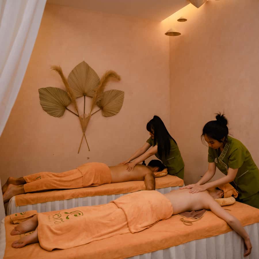 Xotin idishlarni yuvib, oshxonada ozini eriga berdi.