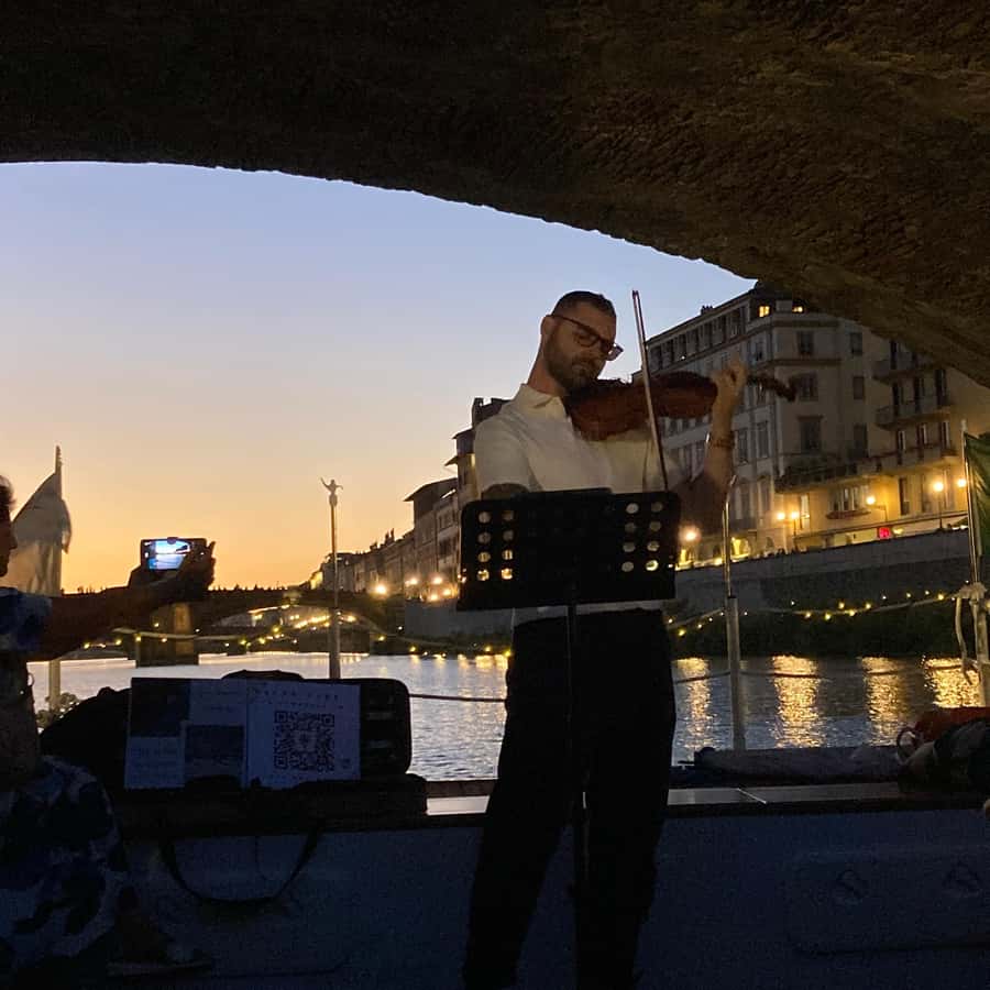Florence: Arno River Cruise with a Live Concert