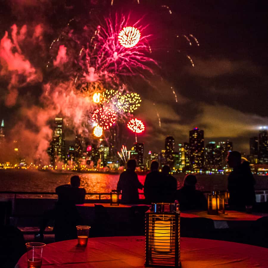 Chicago: Fireworks Cruise with Lake or River Viewing Options