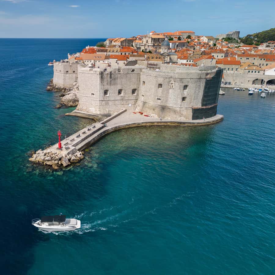 Sol, mar y velocidad: ¡tour privado en barco a la Cueva Azul de