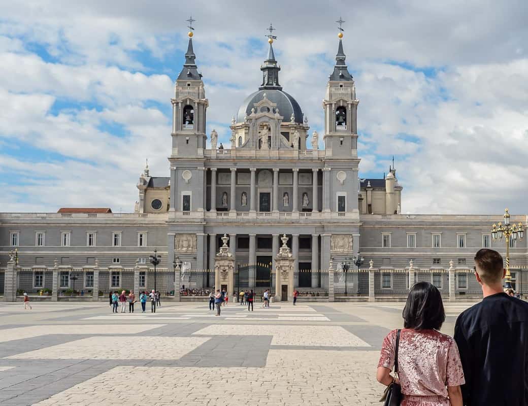 Groep met gids bij het Koninklijk Paleis van Madrid
