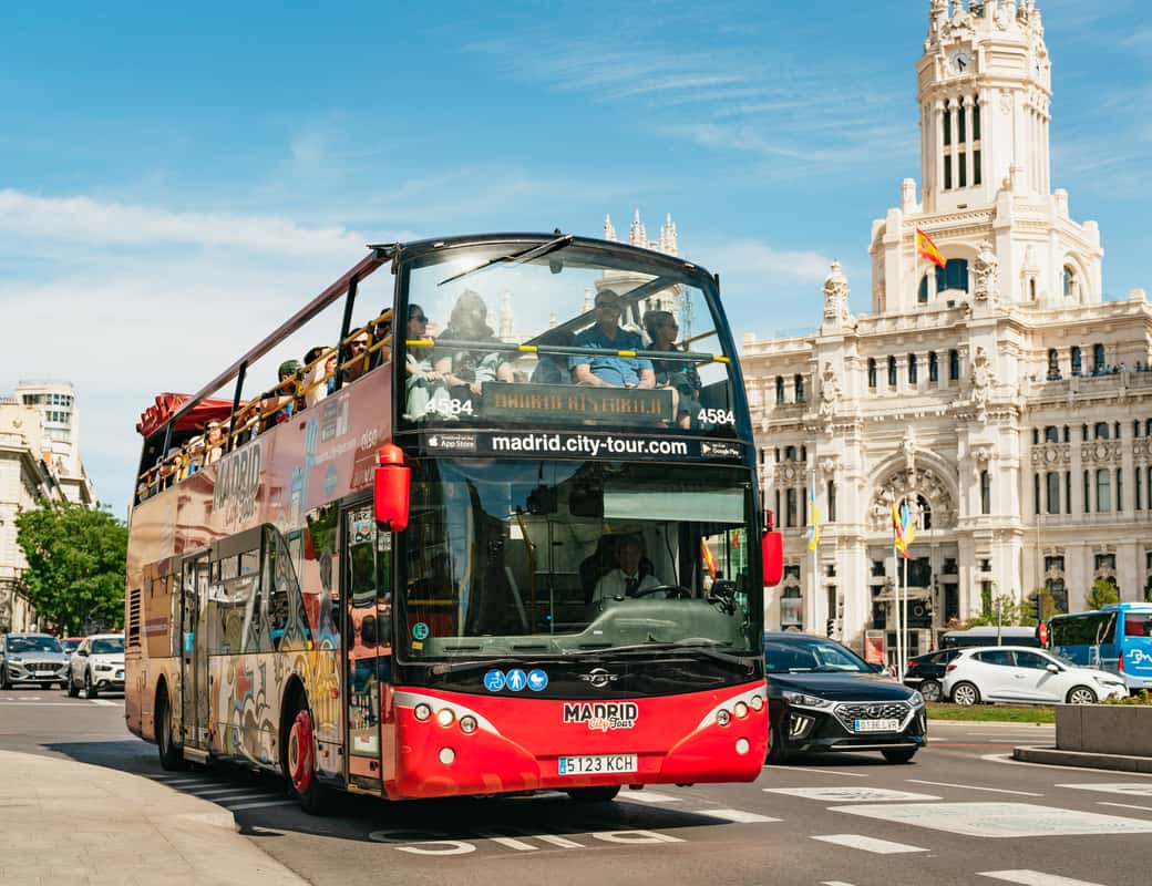 Dubbeldeks sightseeingbus in Madrid tijdens een stadsrondrit