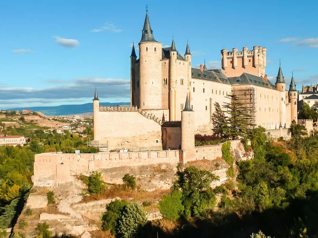 Uitzicht op Segovia met Alcázar en stad
