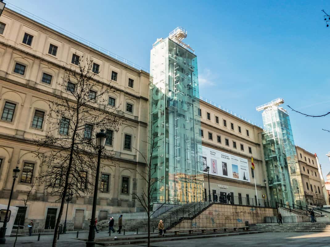 Voorzijde van het Reina Sofía Museum in Madrid