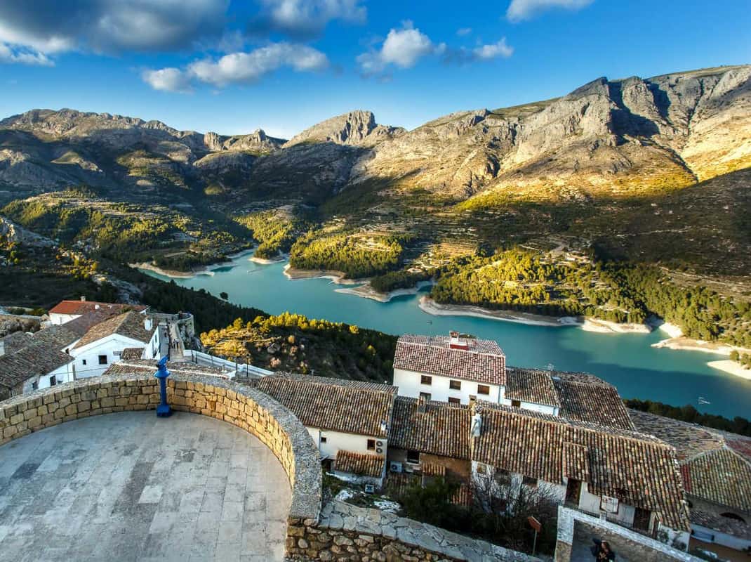 Uitzicht op Guadalest en het stuwmeer in de bergen