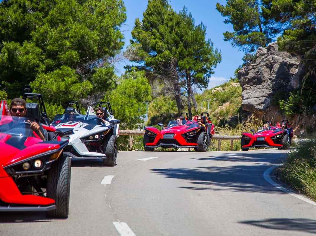 Driewielige formule-auto's tijdens een autotour op Mallorca