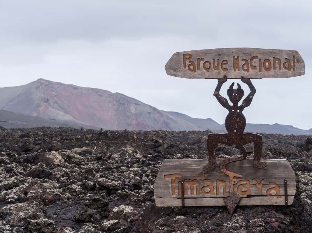 Vulkanisch landschap in Timanfaya op Lanzarote tijdens dagtrip vanaf Fuerteventura