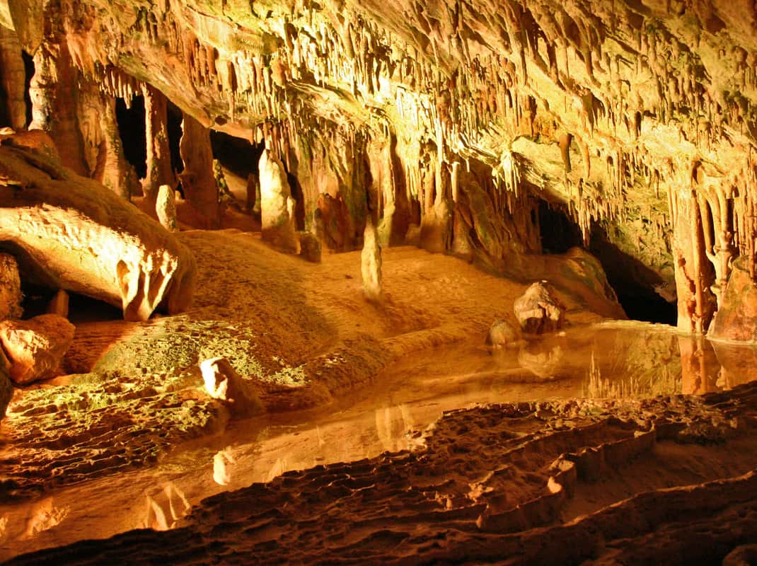 Binnen in de Can Marçà grot bij Puerto de San Miguel