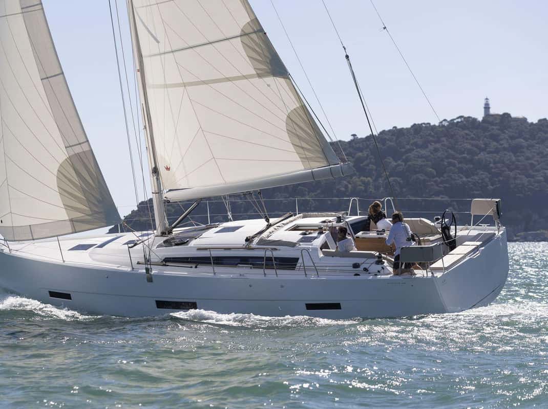 Zeilboot voor de kust van Ibiza tijdens zonsondergang