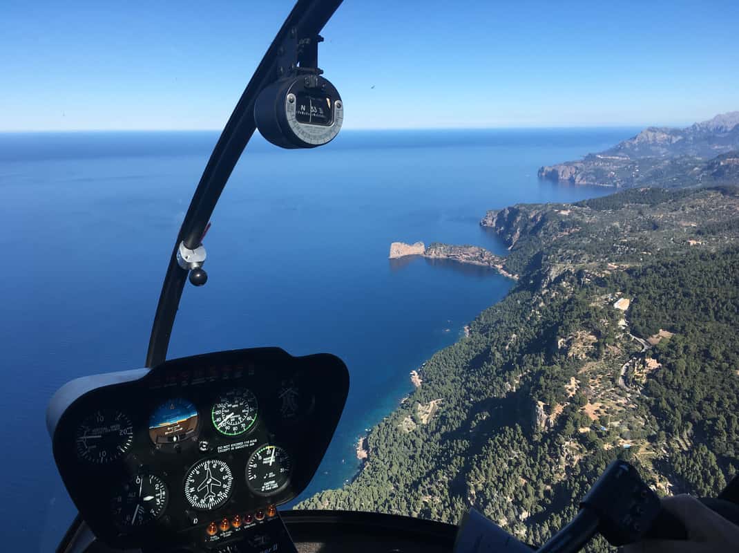 Panoramische helikoptervlucht boven Mallorca
