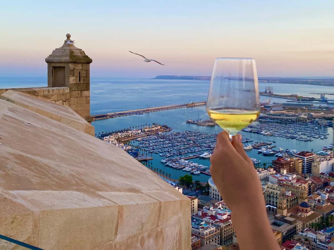 Wijnproeverij in het kasteel van Santa Bárbara in Alicante