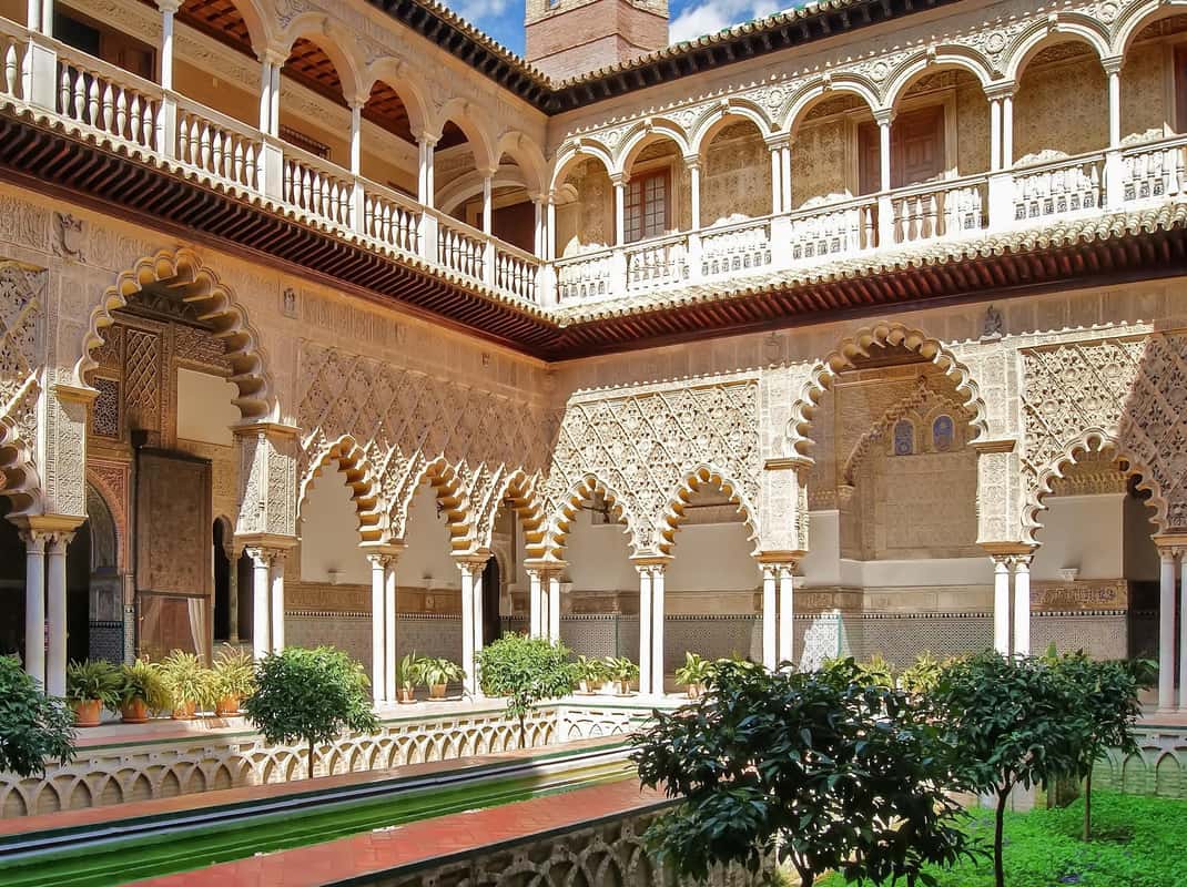 Binnenplaats van het Koninklijk Alcázar in Sevilla