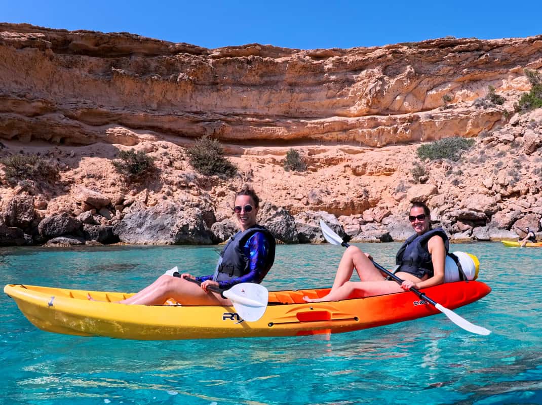 Kajakkers varen langs de rotsen bij Ibiza