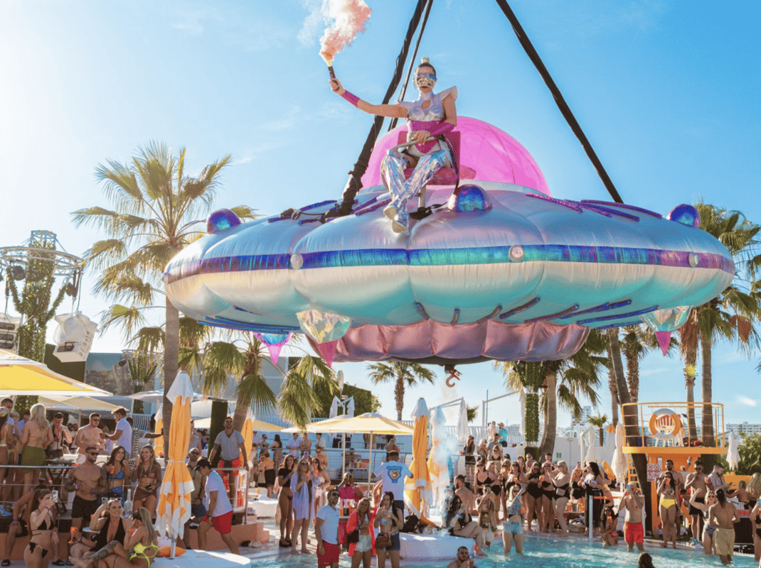 Poolparty bij O Beach op Ibiza