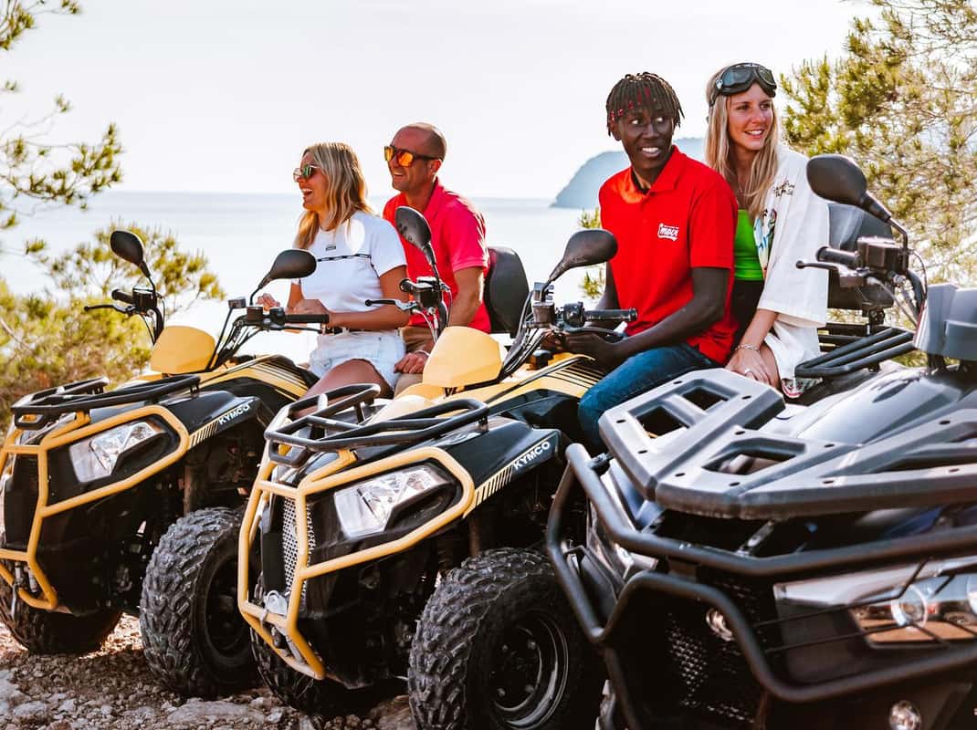 Quads geparkeerd bij uitzichtpunt op Ibiza