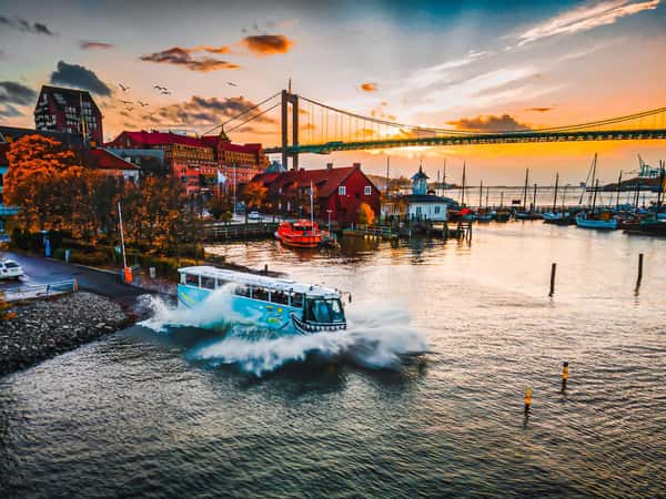 Gothenburg by amphibious bus, from street to water