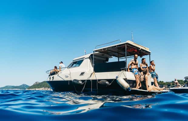 Immagine nº 1 di Dubrovnik: esplorazione in barca per piccoli gruppi della Grotta Azzurra e di Elafit attività a Dalmazia, caricata dal fornitore