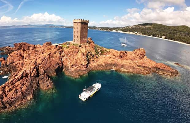 Saint-Raphaël, Var içindeki Fréjus: Esterel Calanques Turu (Konforlu Tekne) + Yüzme Mola etkinliğinin tedarikçi tarafından yüklenen 1 no'lu görseli