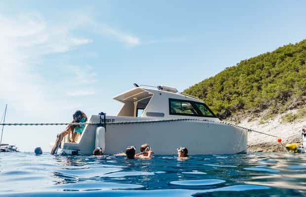 imagen n.º 1 de Split: excursión de un día a la cueva Azul, Vis y Hvar en lancha rápida actividad en Dalmacia, subida por el proveedor