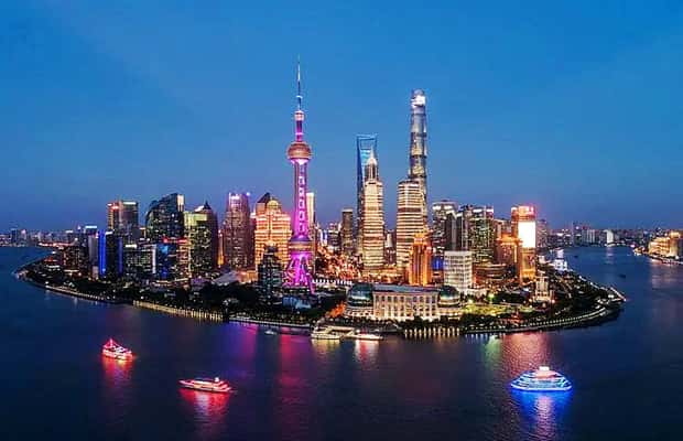 Image N°1 de Croisière nocturne sur le fleuve Shanghai : siège VIP et dîner authentique activité à Shanghaï, publiée par le prestataire