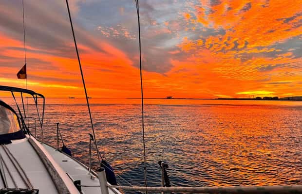 Immagine nº 1 di Barcellona: gita in barca con cava in un'incredibile barca a vela attività a Barcellona, caricata dal fornitore