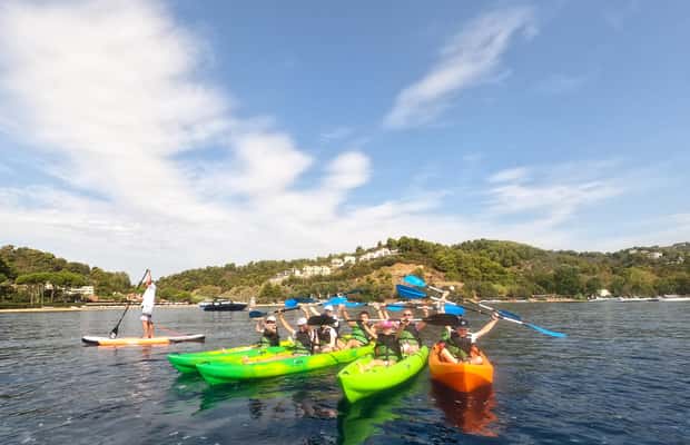 imagen n.º 1 de Skiathos: Excursión guiada en kayak de mar con parada para nadar actividad en Ciudad de Skiathos, subida por el proveedor