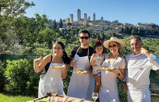 Immagine nº 1 di San Gimignano: lezione di pasta con aperitivo attività a San Gimignano, caricata dal fornitore