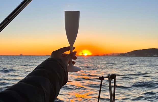 imagem n.1 de Barcelona: cruzeiro ao pôr do sol em veleiro com bar aberto e snacks atividade em Barcelona, carregada pelo fornecedor