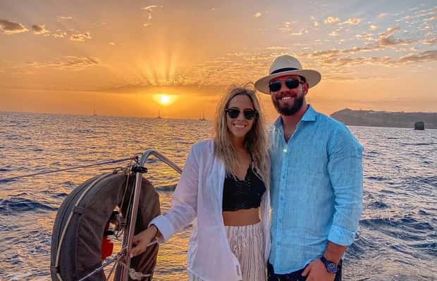 imagem n.1 de Santorini: Cruzeiro ao pôr do sol com jantar grego e transfer atividade em Cíclades, carregada pelo fornecedor
