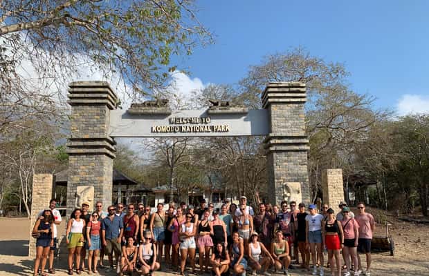 imagem n.1 de De Kopang: Ilha Komodo e viagem para ver tubarões-baleia - viagem de 4 dias atividade em Indonésia, carregada pelo fornecedor