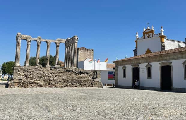 imagem n.1 de De Lisboa: Évora, Capela dos Ossos e visita ao Templo Romano atividade em Évora, carregada pelo fornecedor