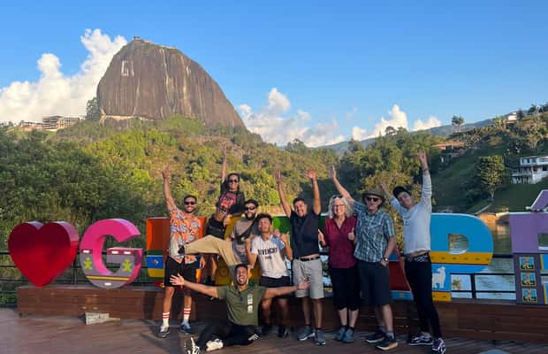 imagem n.1 de Medellín: Excursão a Guatapé com ingresso para a rocha Penol e passeio de barco atividade em Antioquia, carregada pelo fornecedor