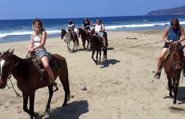 imagem n.1 de Zihuatanejo: Passeio a cavalo na praia atividade em Zihuatanejo, carregada pelo fornecedor
