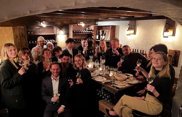 imagem n.1 de Colónia-Nippes: Prova de vinhos gourmet com prato de queijos atividade em Colônia, Alemanha, carregada pelo fornecedor