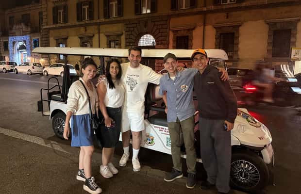 Image N°1 de Rome : Visite touristique nocturne en voiturette de golf privée et Aperitivo activité à Rome, publiée par le prestataire