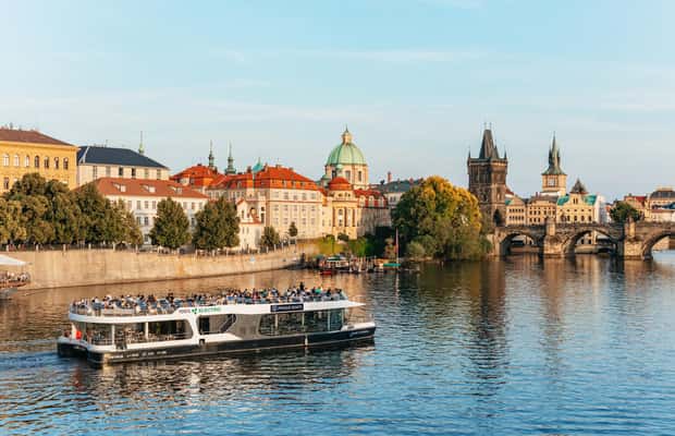 imagem n.1 de Praga: Cruzeiro noturno no rio Vltava com buffet atividade em República Tcheca, carregada pelo fornecedor