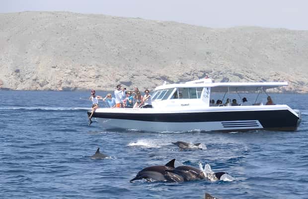 Immagine nº 1 di Muscat: gita in barca per l'osservazione dei delfini con snack e guida locale attività a Mascate, caricata dal fornitore