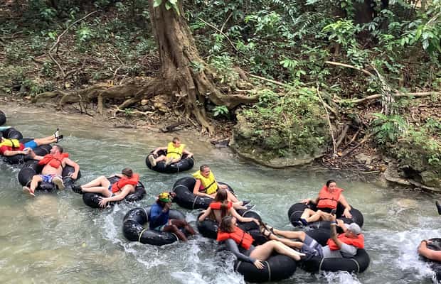 imagem n.1 de Falmouth: Dunn's River Falls e White River Tubing Combo atividade em Ocho Rios, carregada pelo fornecedor