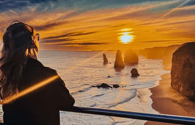 imagem n.1 de Excursão ao pôr do sol na Great Ocean Road - Menos multidões, mais magia atividade em Melbourne, carregada pelo fornecedor