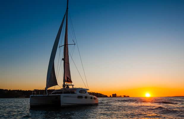 afbeelding n.1 van Lissabon: Catamarancruise bij zonsondergang, muziek en open bar activiteit in Lissabon, geüpload door aanbieder