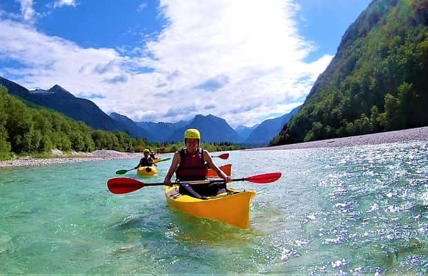 imagem n.1 de Soča: Experiência de caiaque no rio Soča com fotos atividade em Eslovênia Central, carregada pelo fornecedor