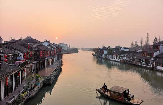 imagen n.º 1 de Lo más destacado de Shanghai y la Ciudad del Agua de Zhujiajiao Tour privado actividad en Shanghái, subida por el proveedor