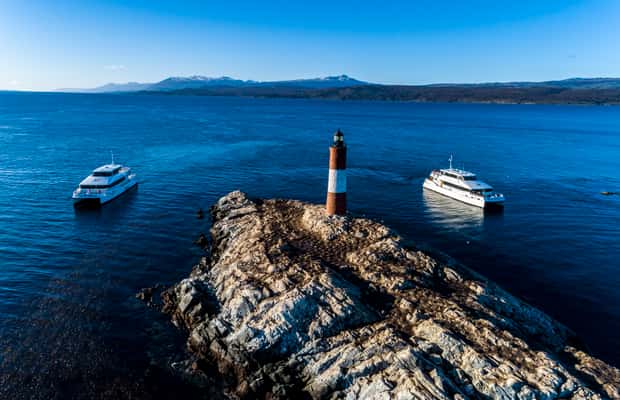imagem n.1 de Ushuaia: Cruzeiro de Catamarã pelo Canal de Beagle e Ilha dos Lobos Marinhos atividade em Terra do Fogo, carregada pelo fornecedor