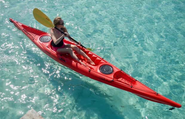 Immagine nº 1 di Sardegna: tour mattutino in kayak + snorkeling e aperitivo locale attività a Sardegna, caricata dal fornitore