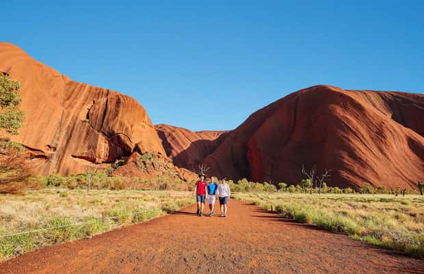 Image N°1 de Uluru : visite des sites sacrés et coucher de soleil avec vin et plateau de fromage activité à Territoire du Nord, Australie, publiée par le prestataire