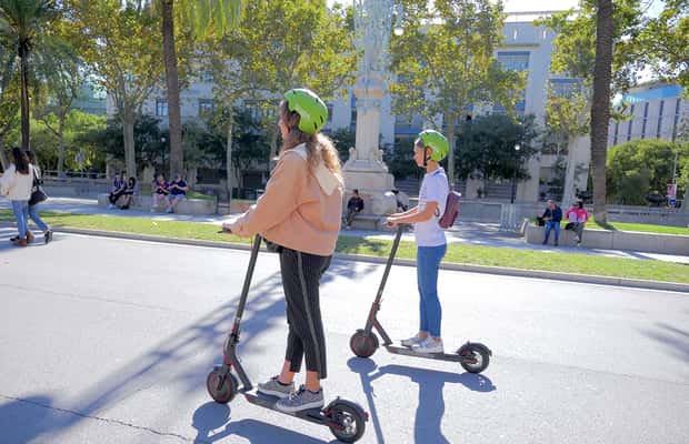 imagem n.1 de Barcelona: Visita guiada de scooter eléctrica aos pontos altos de Gaudí atividade em Barcelona, carregada pelo fornecedor