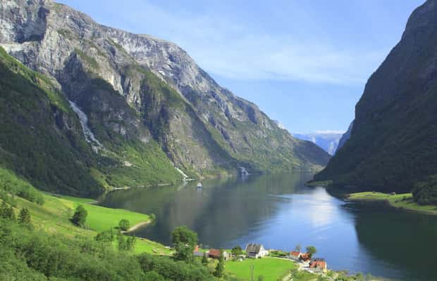 Image N°1 de Bergen : visite privée, croisière dans le Nærøyfjord et chemin de fer de Flåm activité à Flåm, publiée par le prestataire